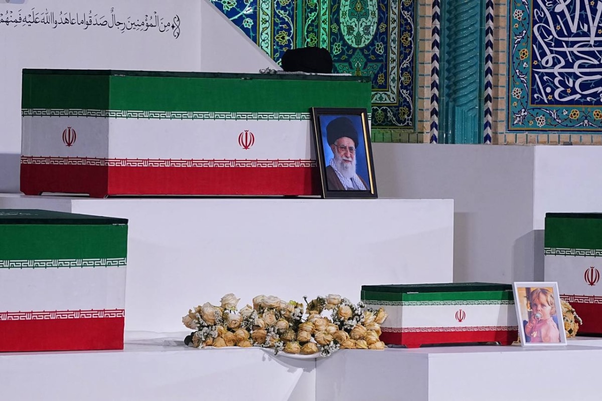 Ali Khamenei é sepultado no Irã após seis dias de funeral