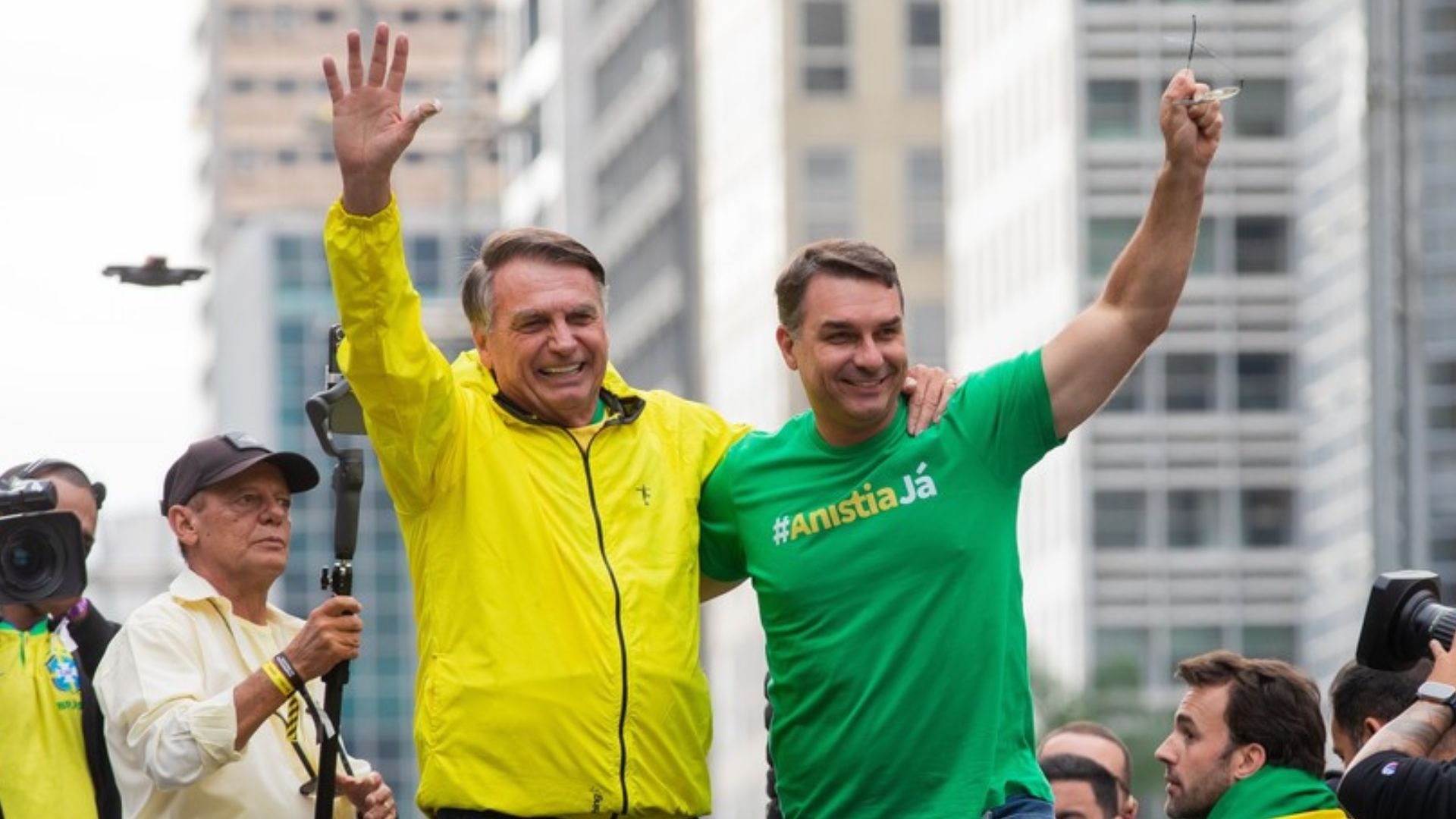 Bolsonaro se esquiva de Moraes, mas deixa Flávio pendurado