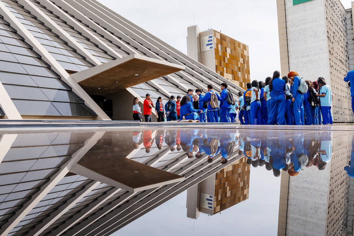 Alunos de Sobradinho II visitam a mostra Constelações Contemporâneas