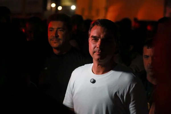 Pesquisas mostram Flávio como único nome da direita a rivalizar com Lula