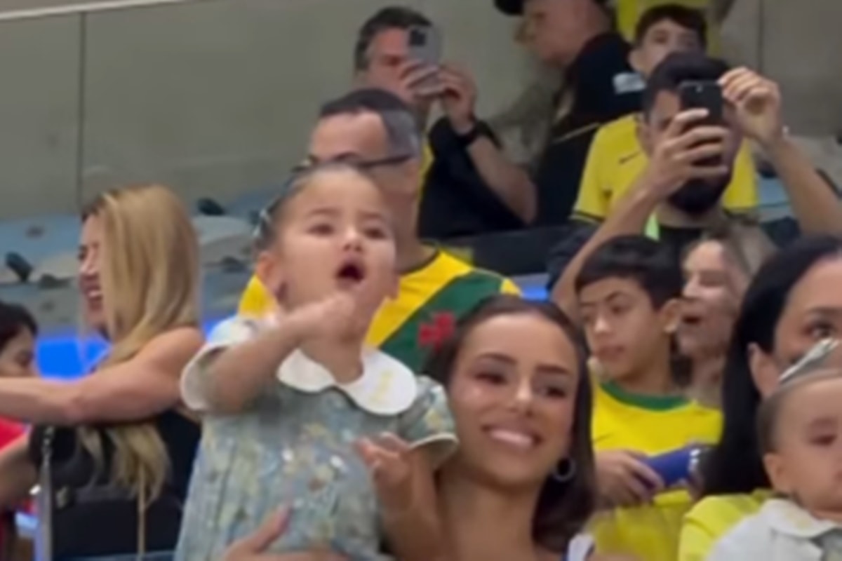 Vídeo: Mavie fica com ciúmes de Neymar com outros jogadores e reage