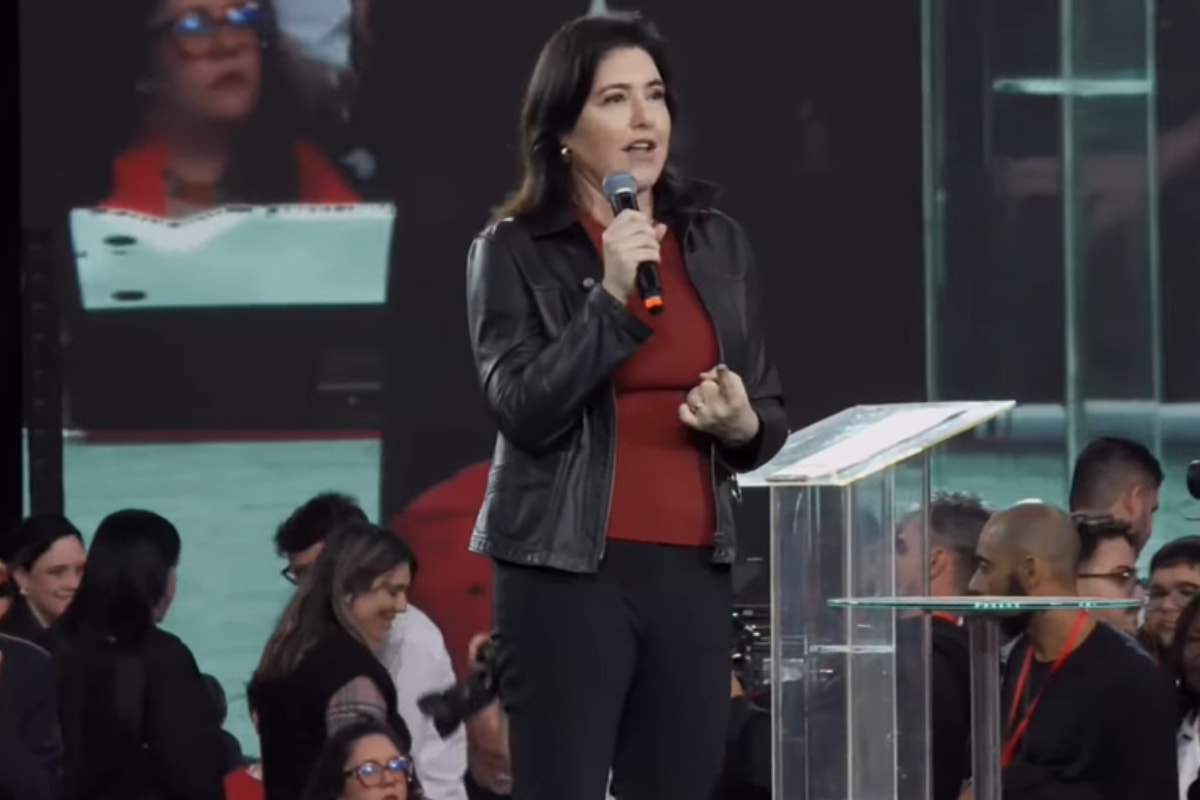 Flávio Bolsonaro é "golpista" como o pai, diz Tebet na convenção do PT