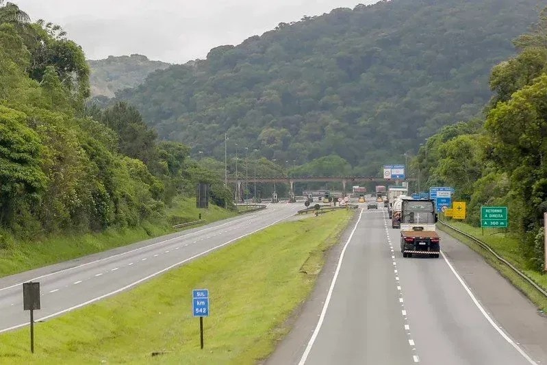 Ministro prevê até 10 leilões de rodovias e admite atraso na meta
