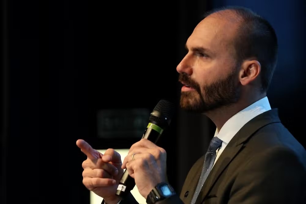 O que muda para Eduardo Bolsonaro após concessão de Green Card pelo governo Trump