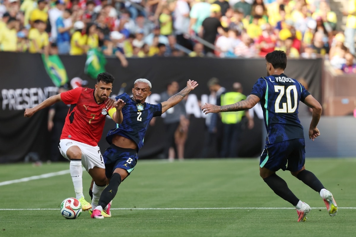 Wesley deixa o gramado com dores durante jogo da Seleção Brasileira