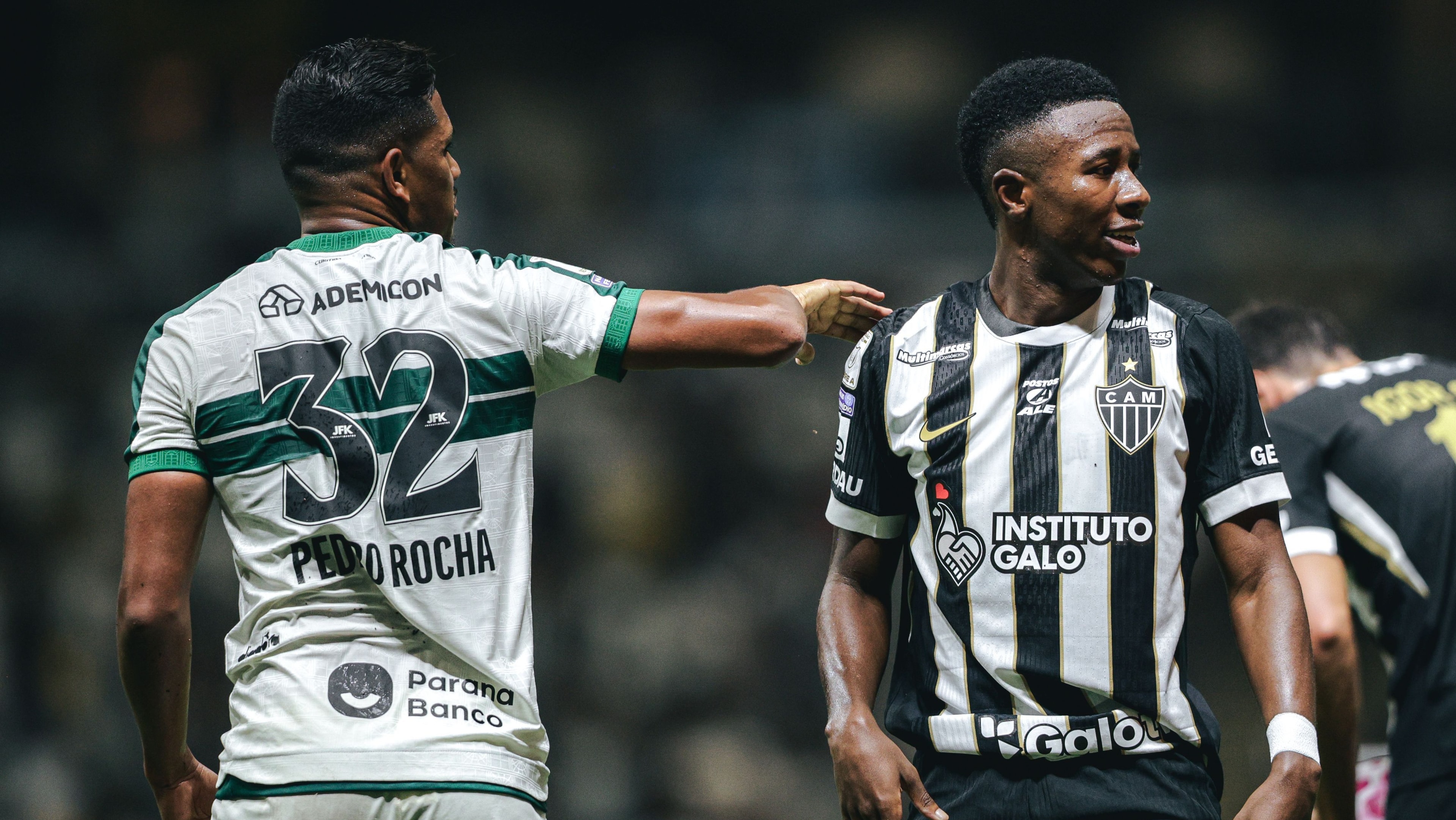 Palmeiras supera expulsão, vence Athletico-PR e dorme líder do Brasileirão