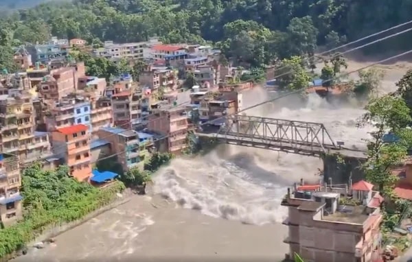 Imagens de satélite mostram antes e depois de deslizamento no Nepal