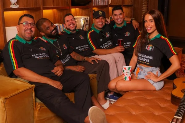 Fotos: Anitta aparece com camisa da Grande Rio em meio a rumores