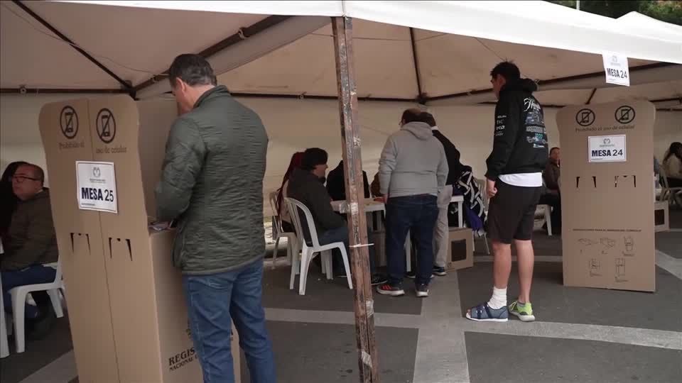 Urnas fecham na Colômbia em eleição presidencial marcada por polarização