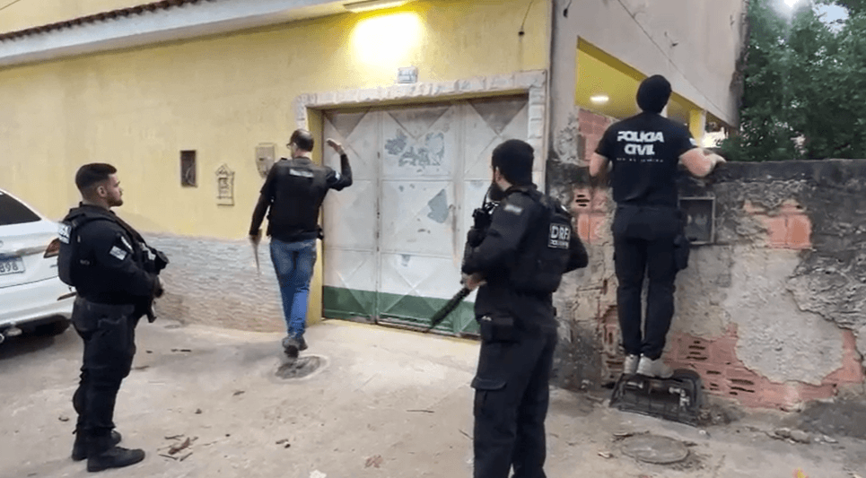 Polícia flagra esquema de roubo de celulares e prende quatro pessoas no Rio
