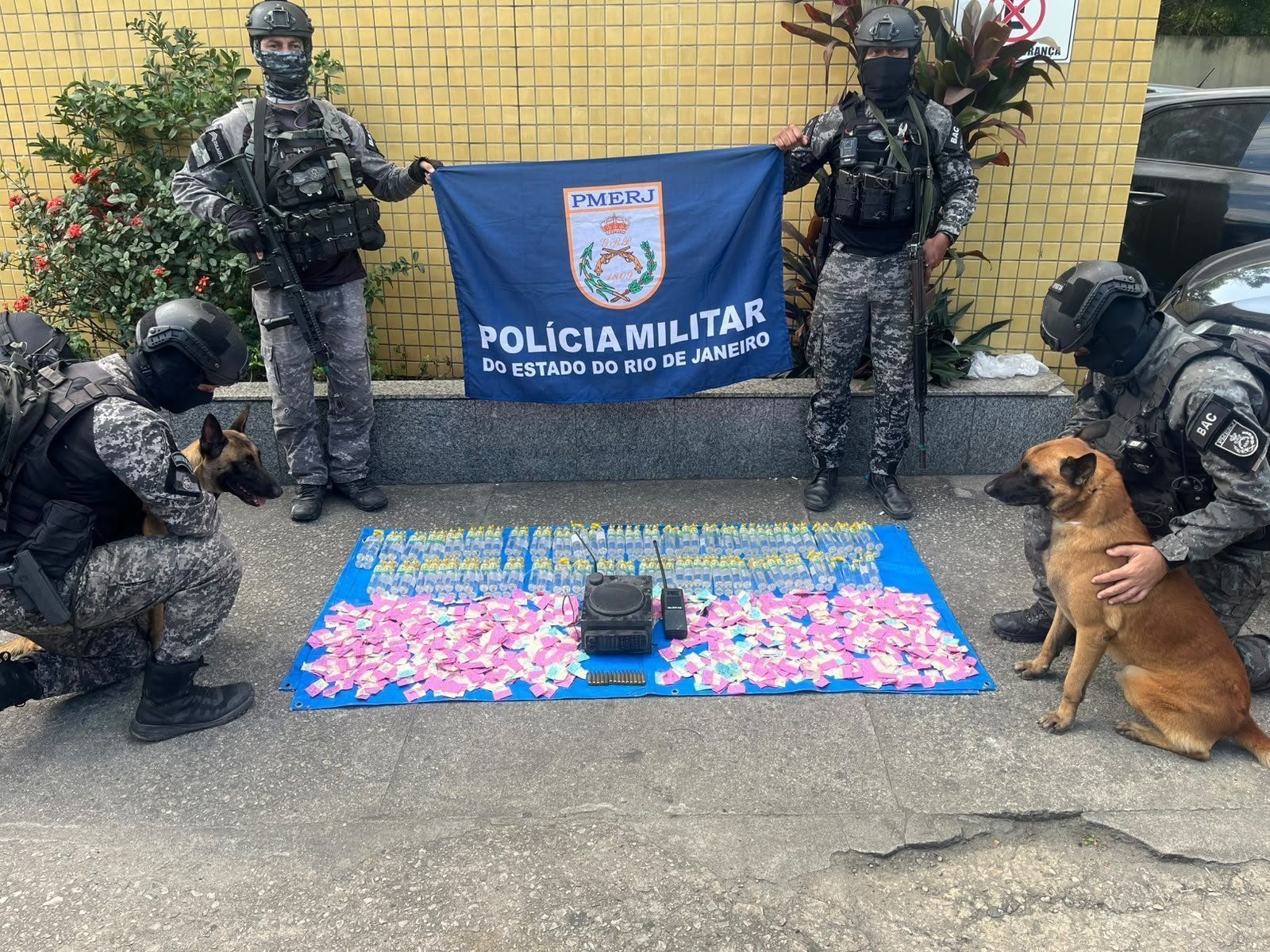 Traficantes internacionais que forneciam armas para facção no RJ são presos