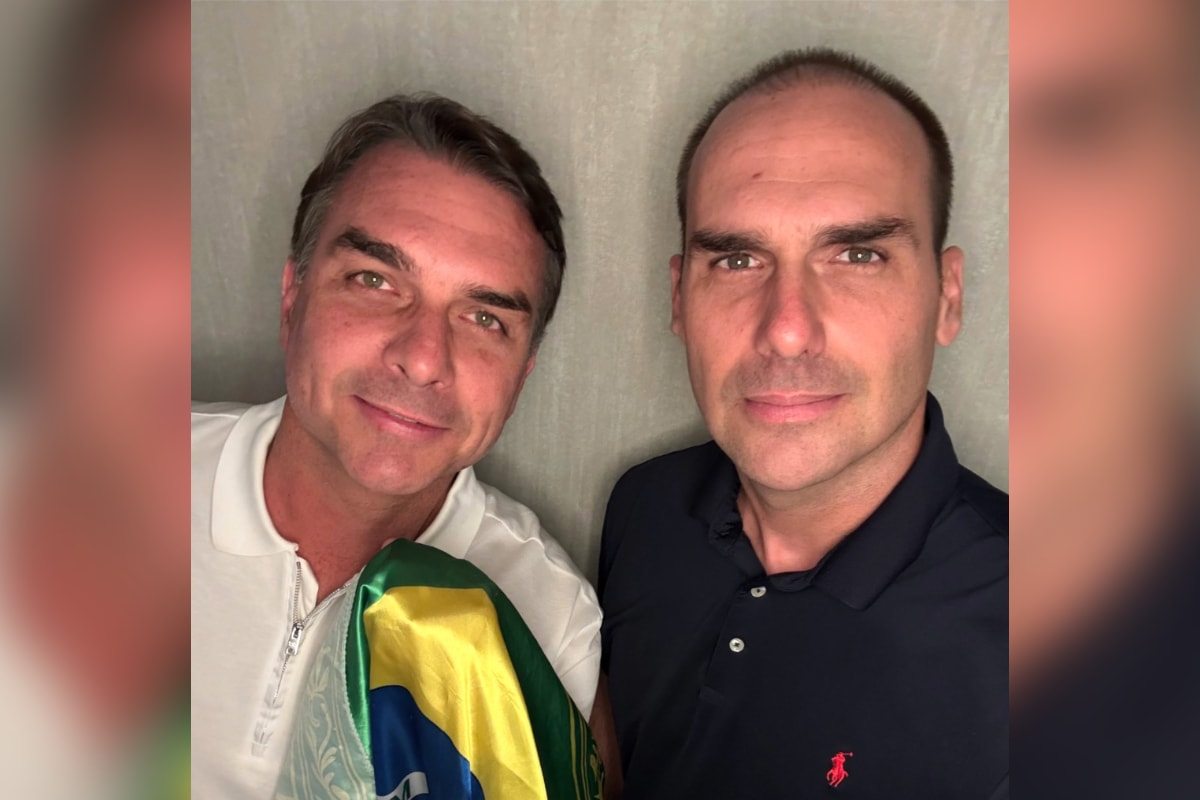 Eduardo Bolsonaro posta 1ª foto com Flávio nos EUA e cita Olavo de Carvalho