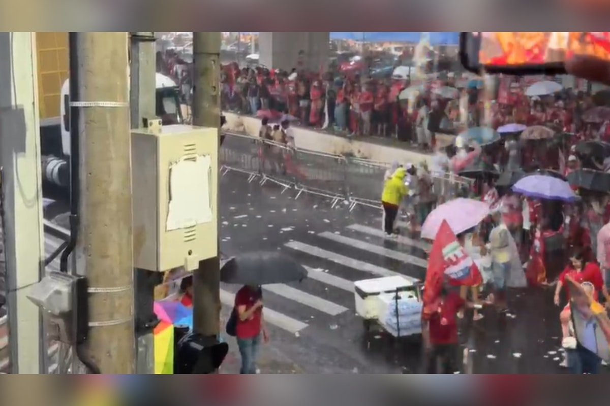 Chuva forte surpreende apoiadores antes de ato de Lula em Juiz de Fora (MG)
