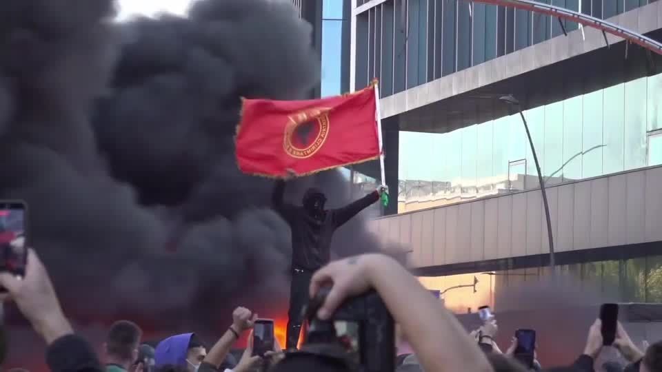 Premiê da Albânia rejeita renúncia em meio a protestos violentos
