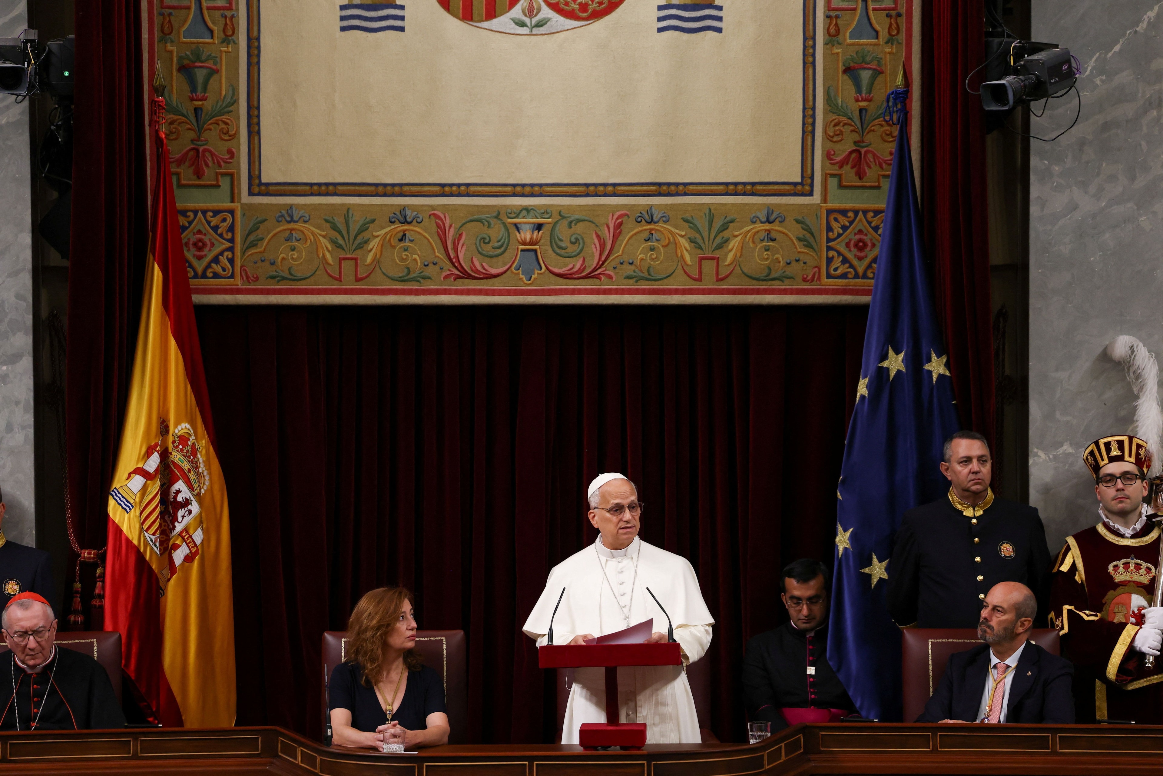 Centenas de milhares em Paris saúdam papa Leão em missa campal para 800 mil