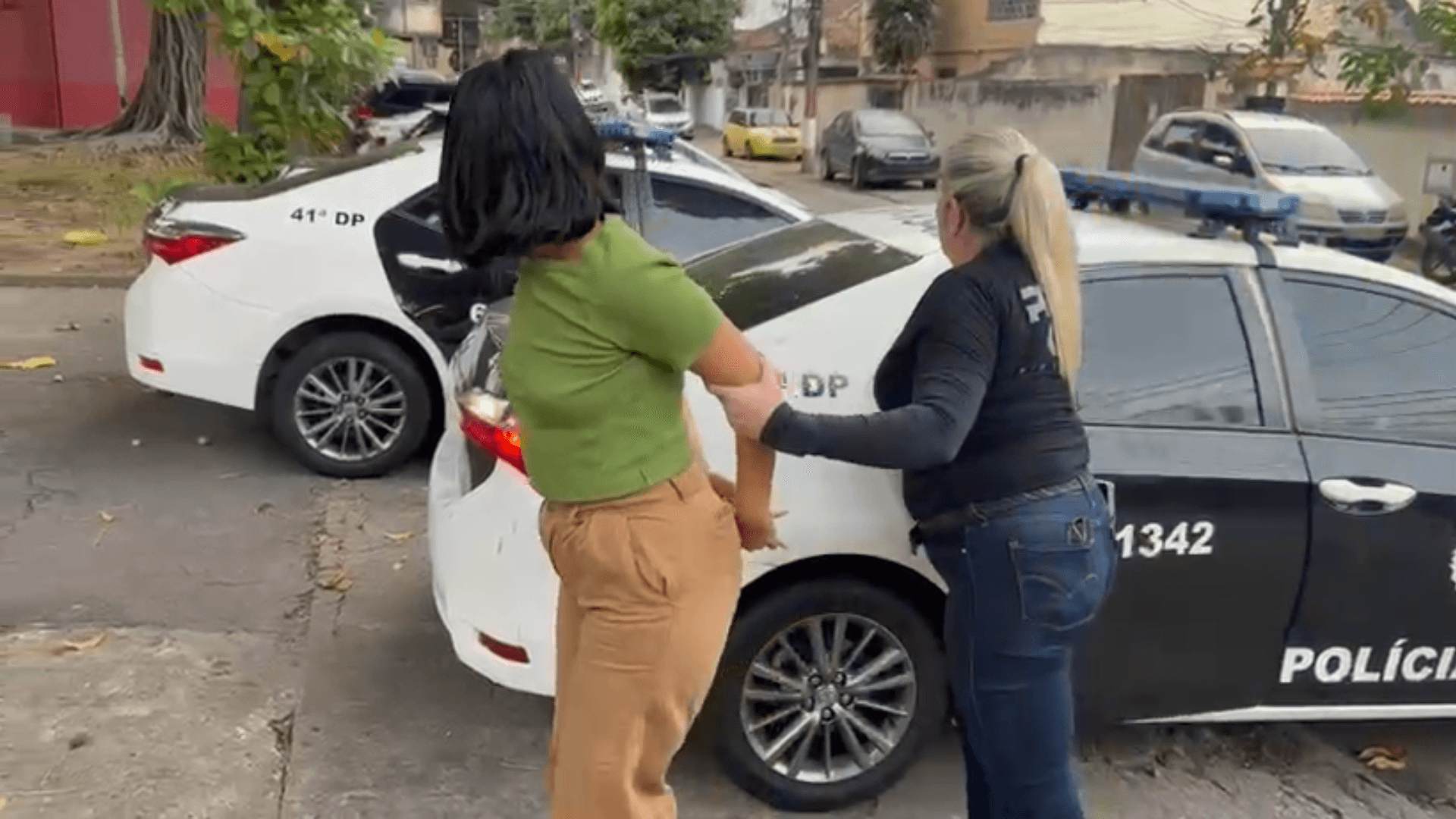 Suspeito se veste de merendeira para tentar fugir de operação no Rio