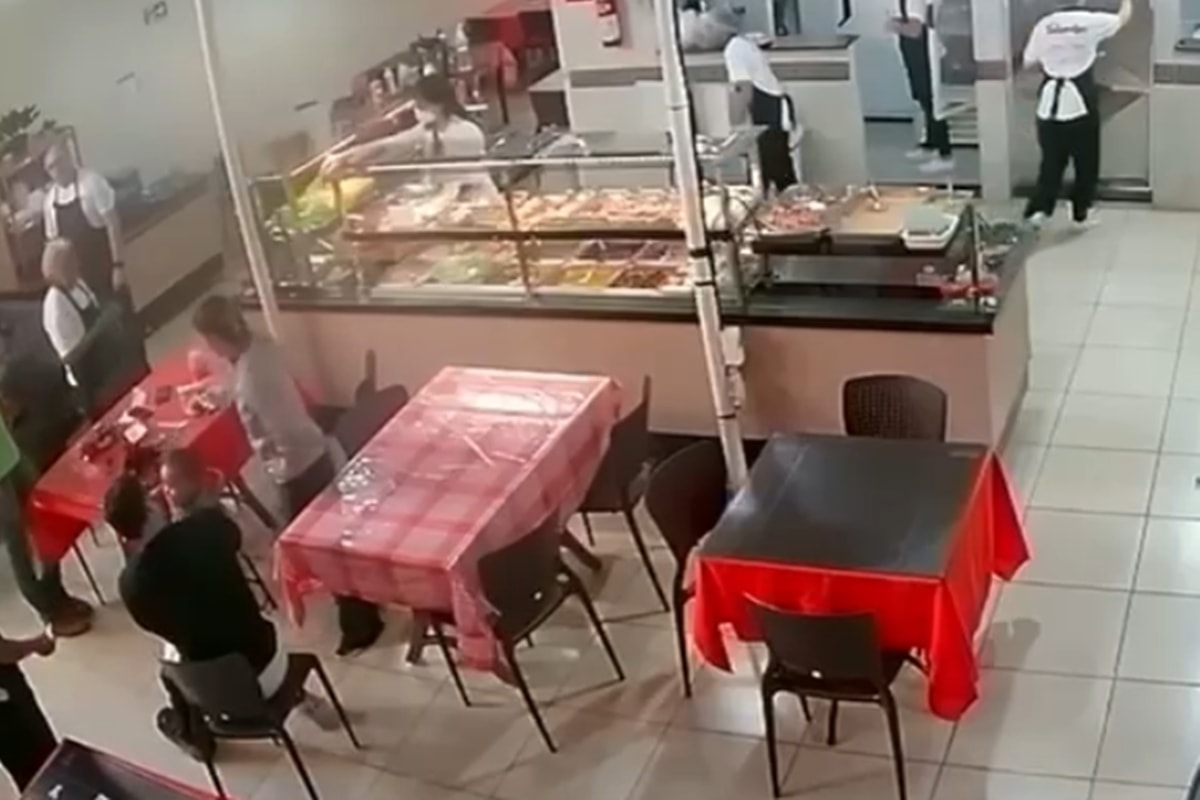 Bombeiro de folga salva criança engasgada em restaurante de MG