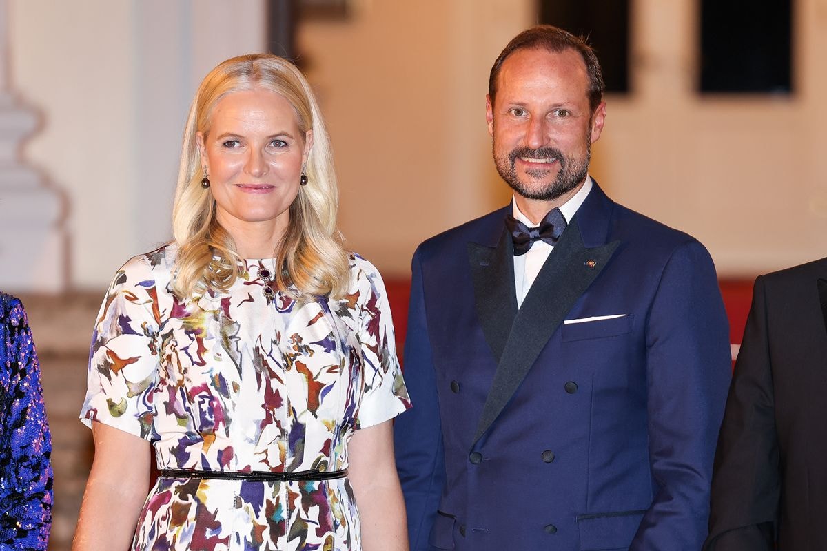 Esposa de Haakon VIII, rei da Noruega, já esteve envolvida no caso Epstein