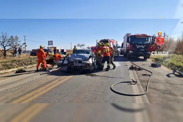 Colisão entre carros deixa 3 feridos na DF-130, em Planaltina
