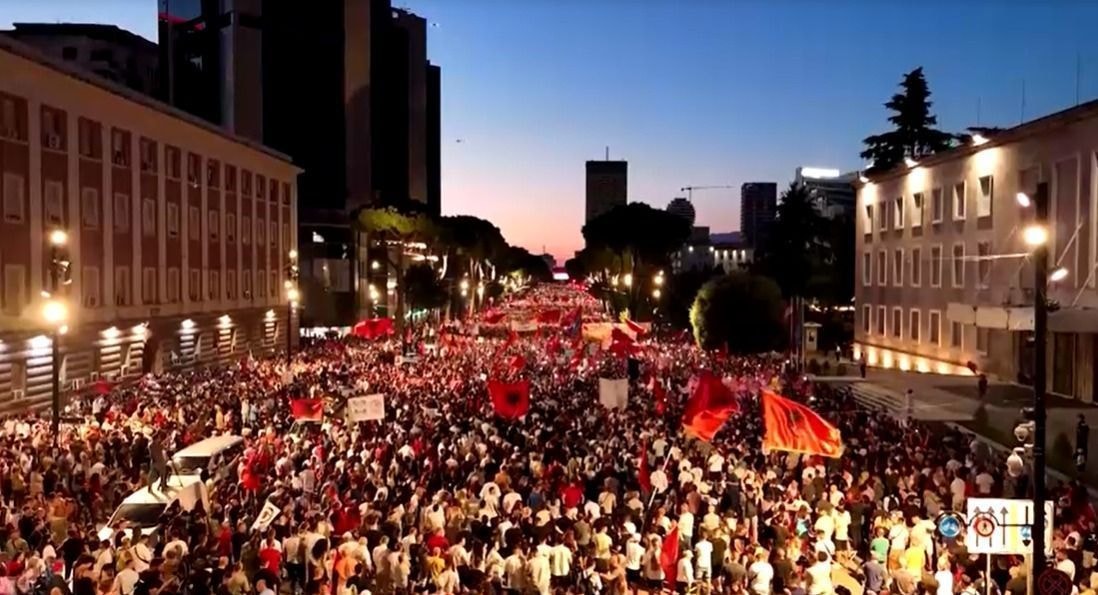 Manifestantes disparam fogos de artifício contra a polícia na Albânia