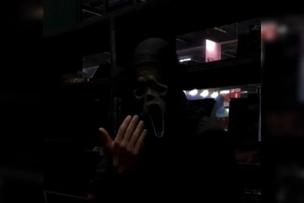 Ghostface: ação com homens mascarados na Bienal gera polêmica nas redes