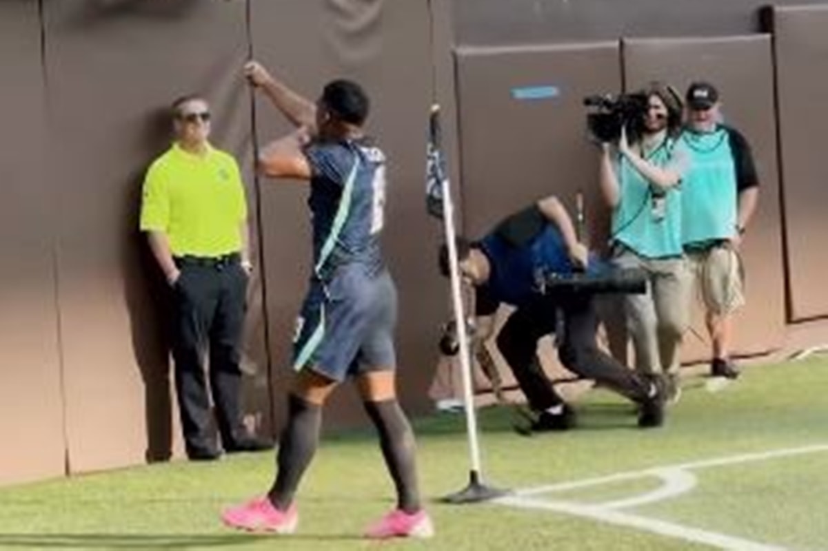 Deu a vida: fotógrafo cai em gol de Endrick e tombo viraliza nas redes