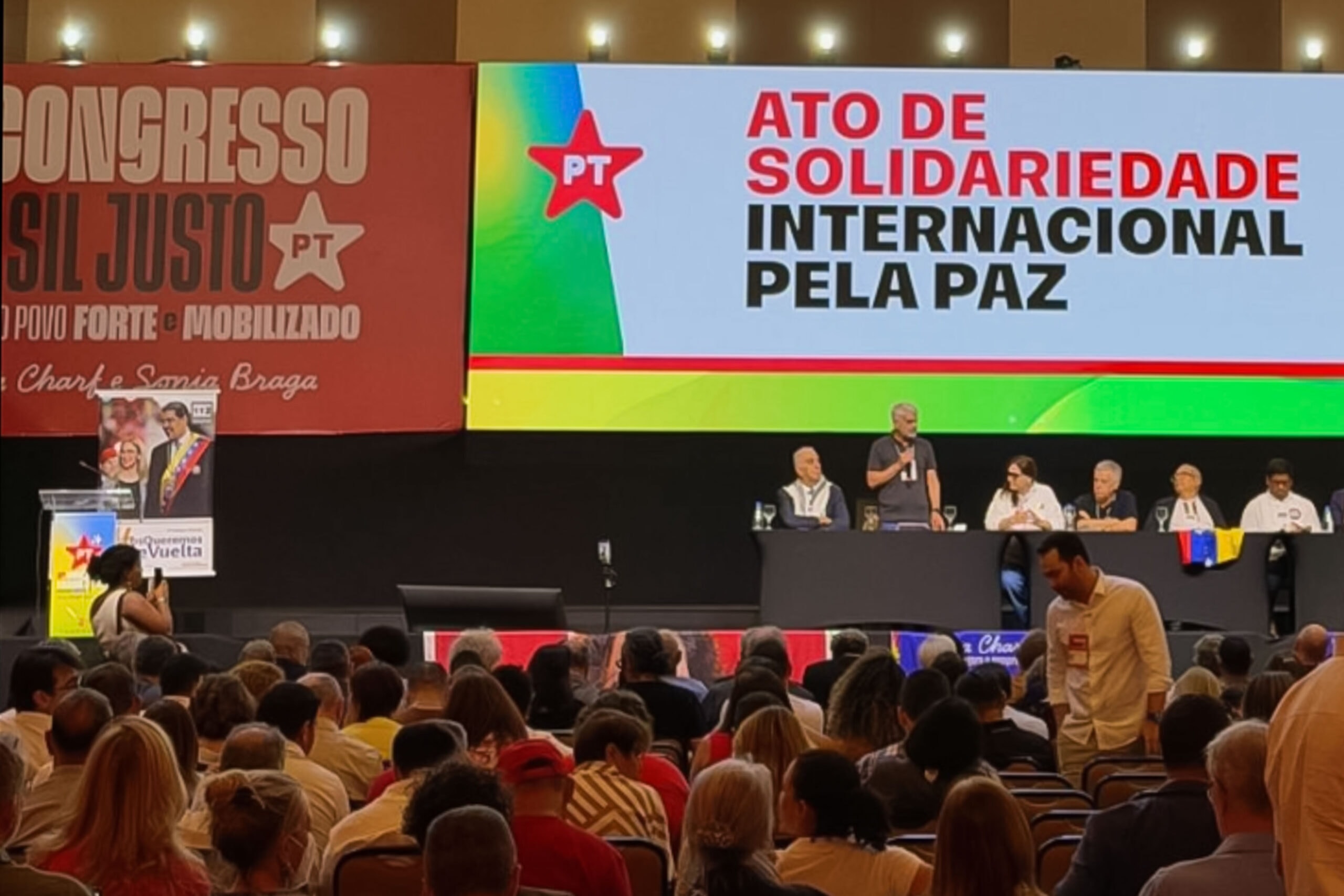Congresso do PT tem banner que defende volta de Maduro: "Los queremos de Vuelta"