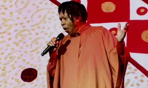 Djavan fica aos prantos em homenagem a Gal Costa durante show; VÍDEO