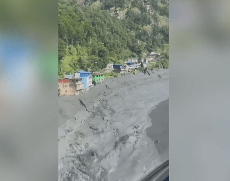 Vídeo: Enxurrada de lama no Nepal invade vila e arrasta casas e comércios