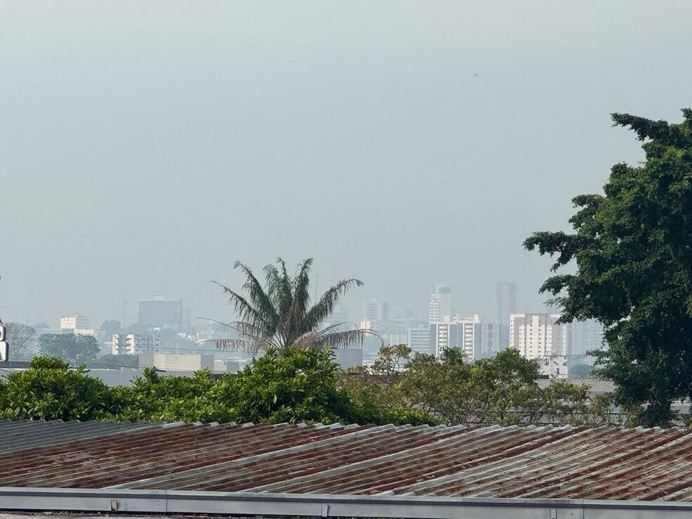 Fumaça de queimadas voltam encobrir céu de Manaus e qualidade do ar chega a nível ‘muito ruim’