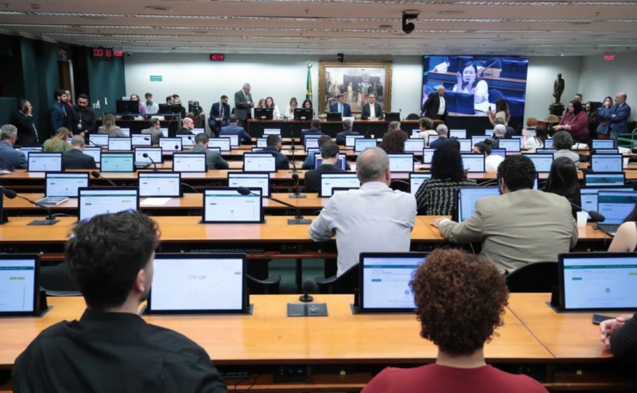 CCJ da Câmara aprova PEC que reduz a maioridade penal de 18 para 16 anos