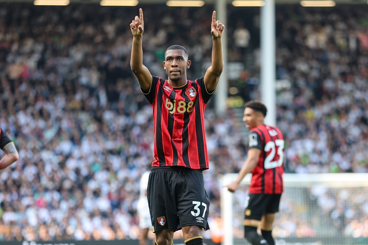 Lista de melhores contratações da Premier League tem dois brasileiros