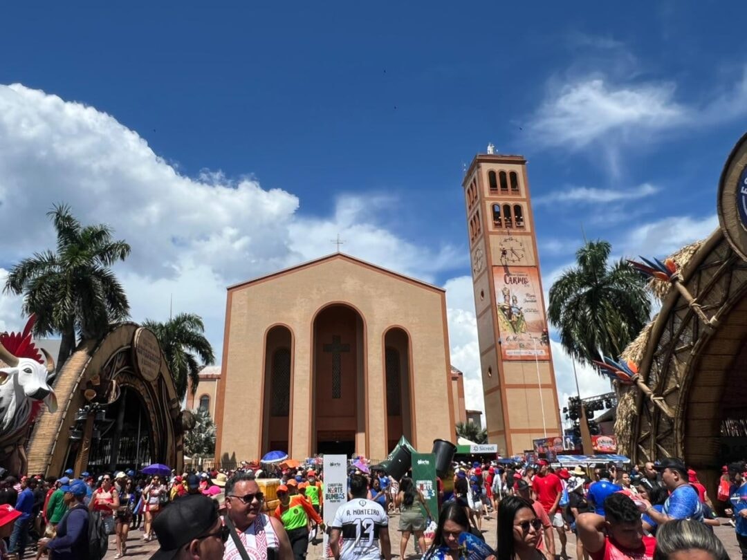 Como é subir na torre da Catedral de Nossa Senhora do Carmo, em Parintins? Assista!