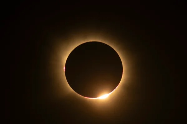 Eclipse solar desta quarta-feira (12/8) chega ao fim; veja imagens