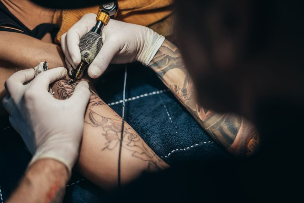 MG: homem usa mola de isqueiro para tatuar adolescentes e é condenado