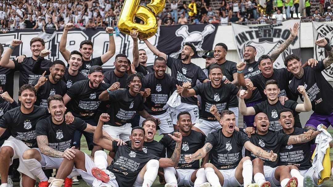 Seedorf chega ao Corinthians e exalta ex-técnico brasileiro: “Dos melhores”