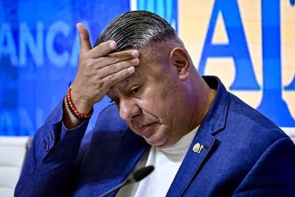 Presidente da AFA nega celular confiscado e critica operações do FBI