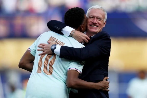 Deschamps explica decisão de deixar França: "Ambiente irrespirável"