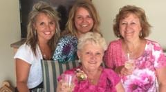 'Happy hour das avós': mulher de 82 anos consegue mudança em lei americana para beber em casa de repouso