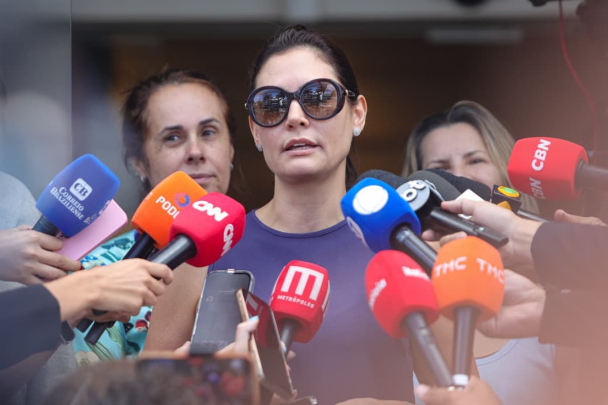 Michelle diz que apoiará candidatura de Flávio Bolsonaro "no momento certo"
