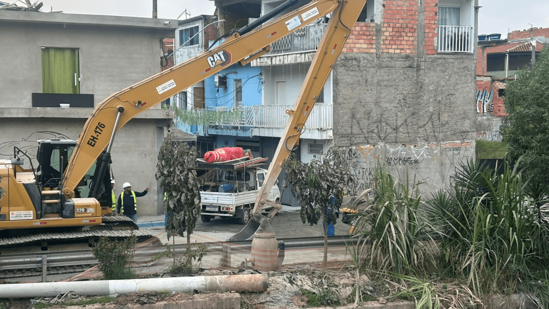 Vídeo: caminhão de lixo cai dentro de cratera após asfalto ceder em Osasco