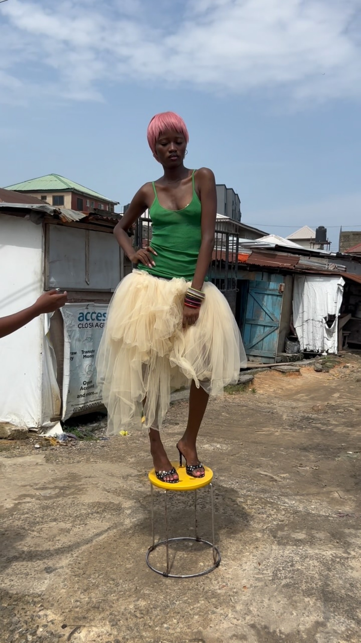 Influenciadora recria desfiles da Chanel em ruas de cidade na Nigéria