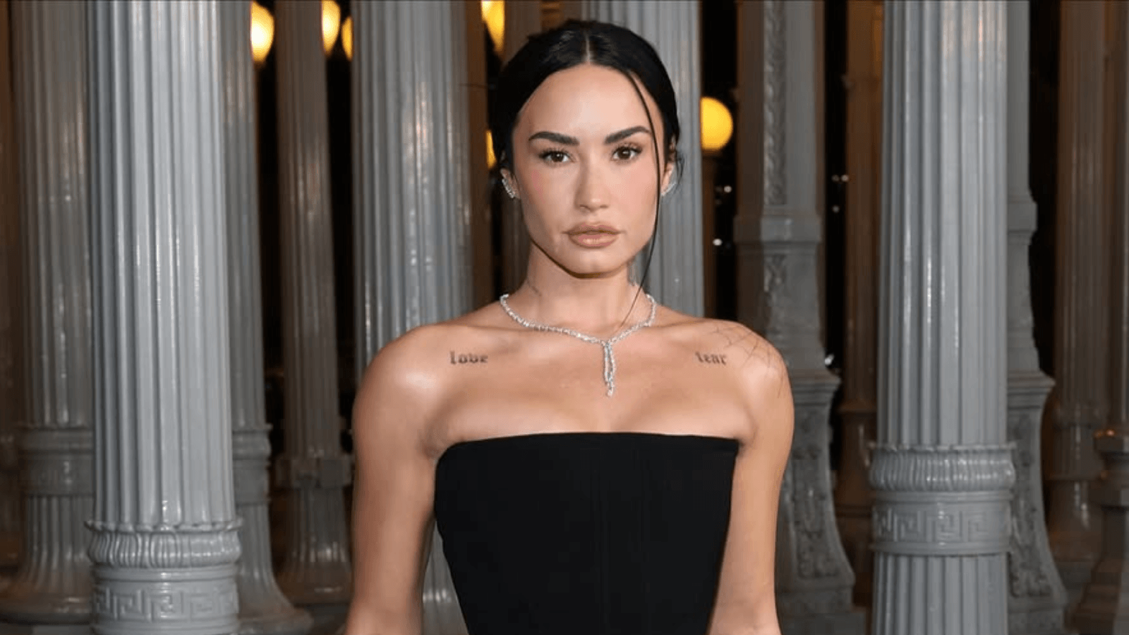 Selena Gomez prestigia abertura da turnê de Demi Lovato: “Estou em prantos”