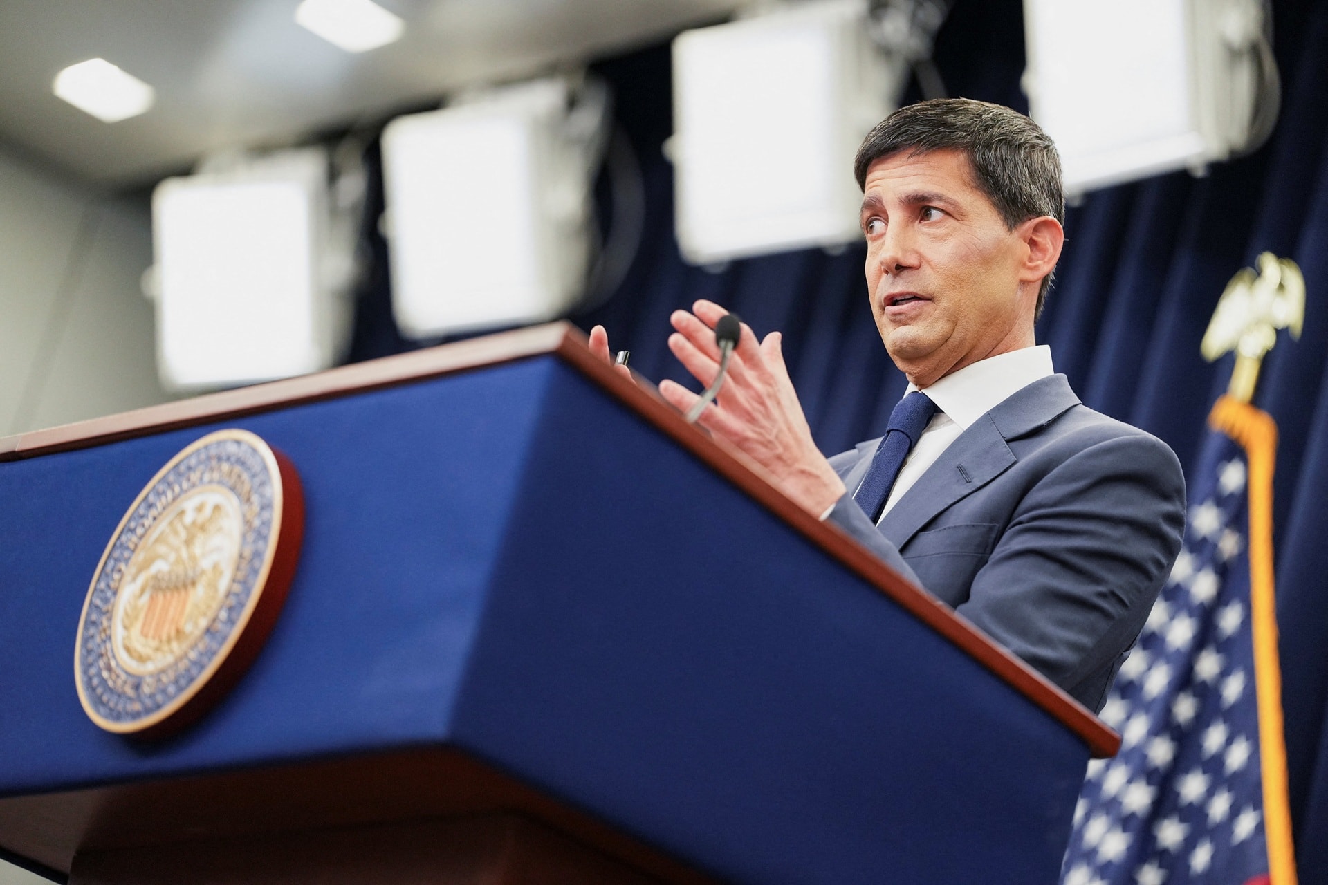 Warsh diz que a inflação não está desacelerando e promete levar o Fed à meta de 2%