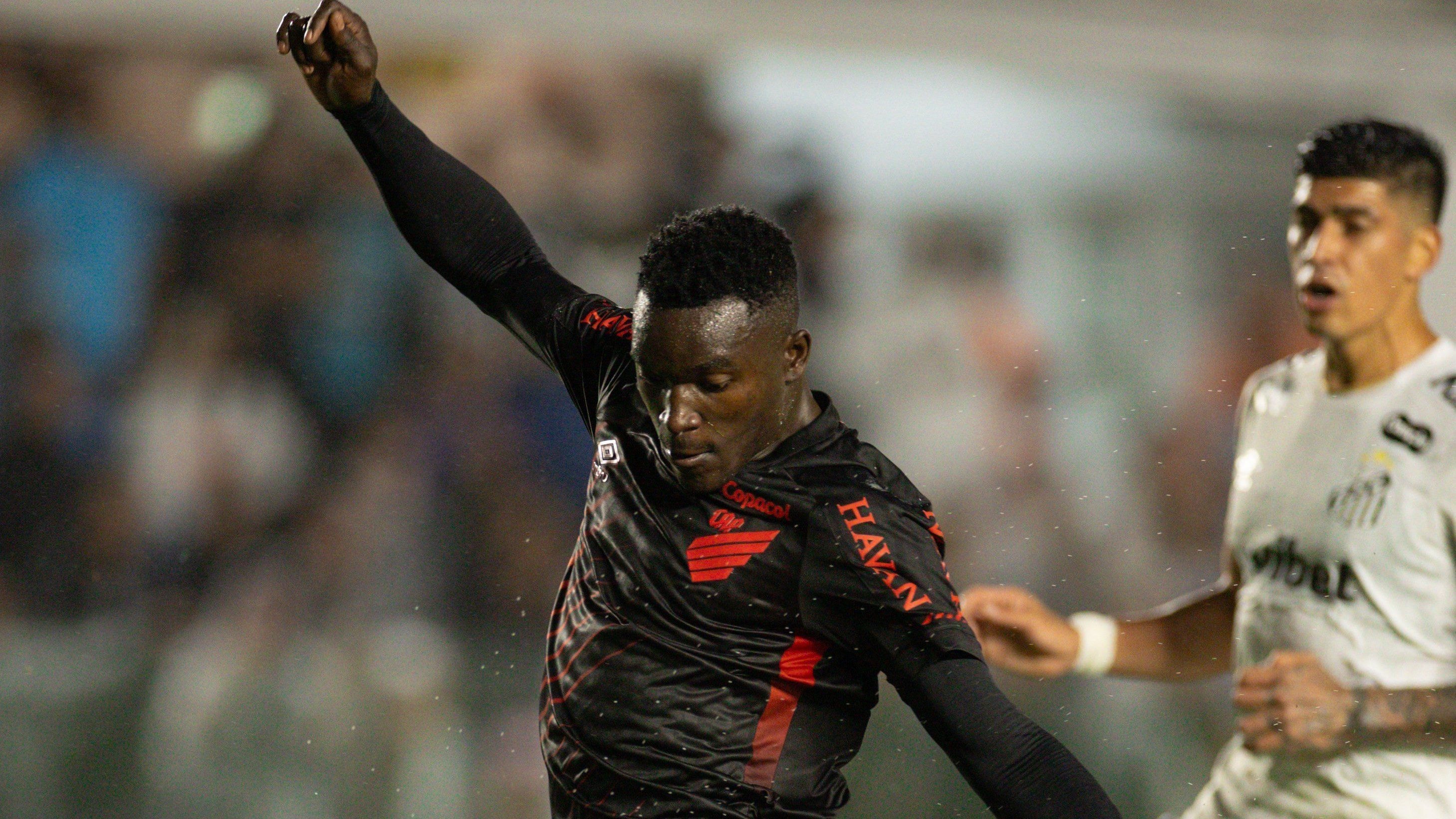 Corinthians aproveita falha, vence Bragantino e cola no G5 do Brasileirão