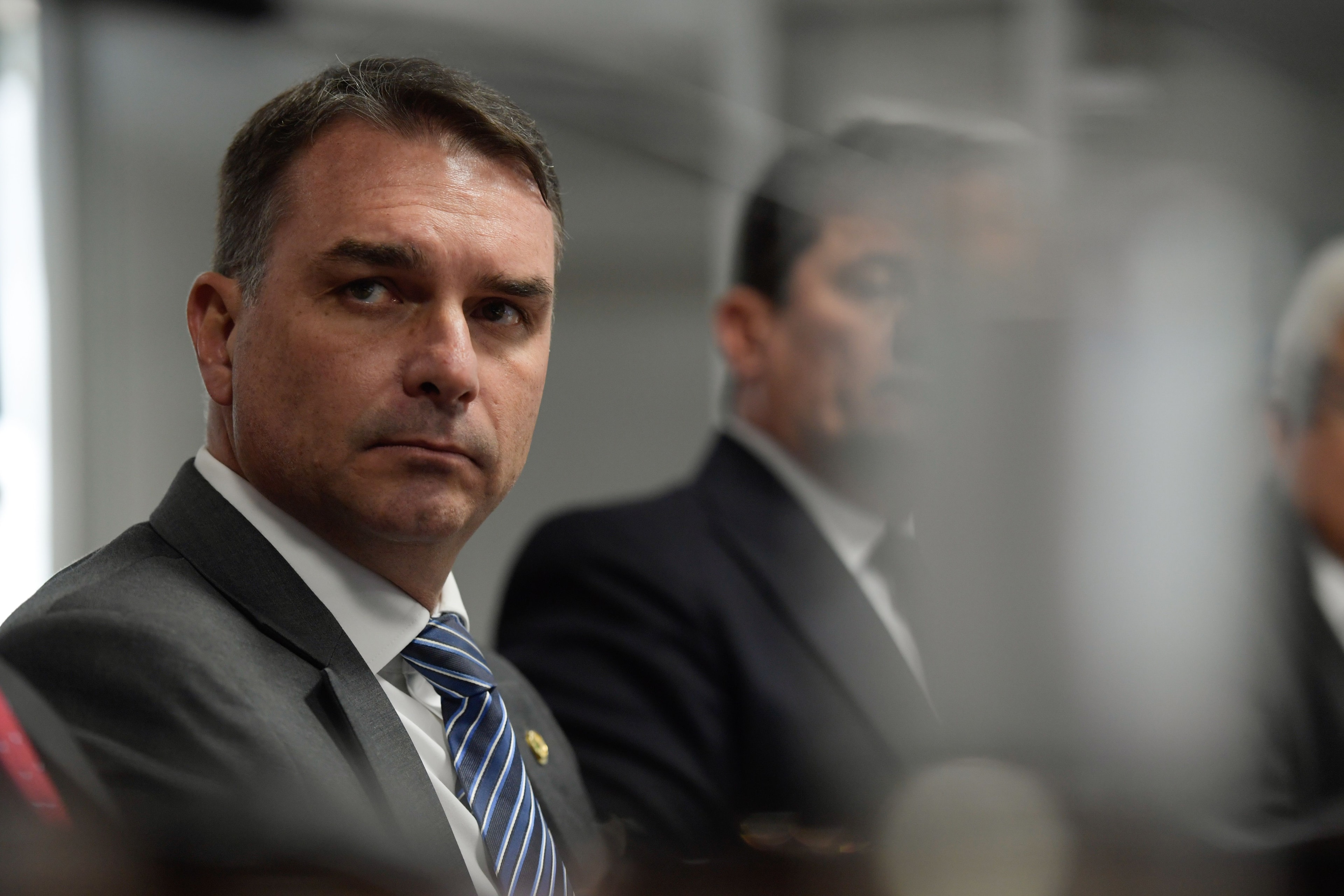 Apesar de entraves, eleitor de Flávio continua resiliente, diz especialista