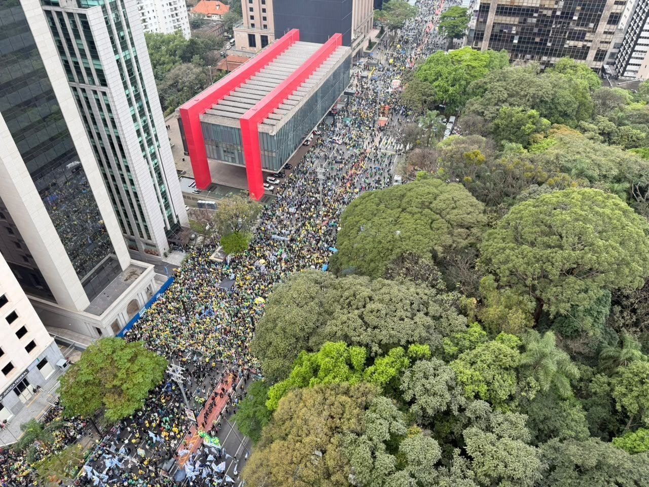 Ato da direita na Av. Paulista tem boneco gigante de Trump levantando Lula