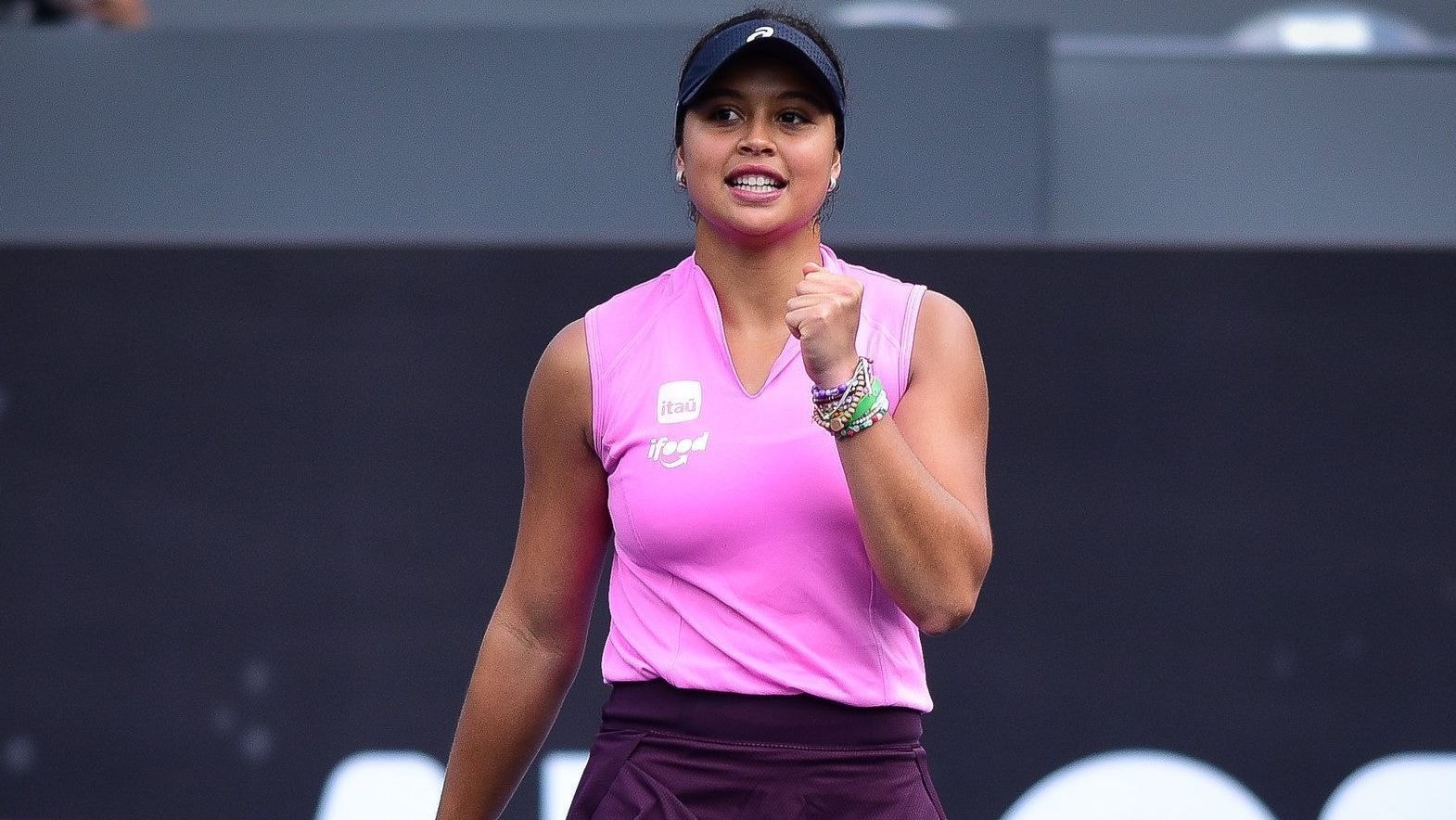 Aos 16 anos, Victoria Barros e Naná Silva avançam nas duplas do SP Open