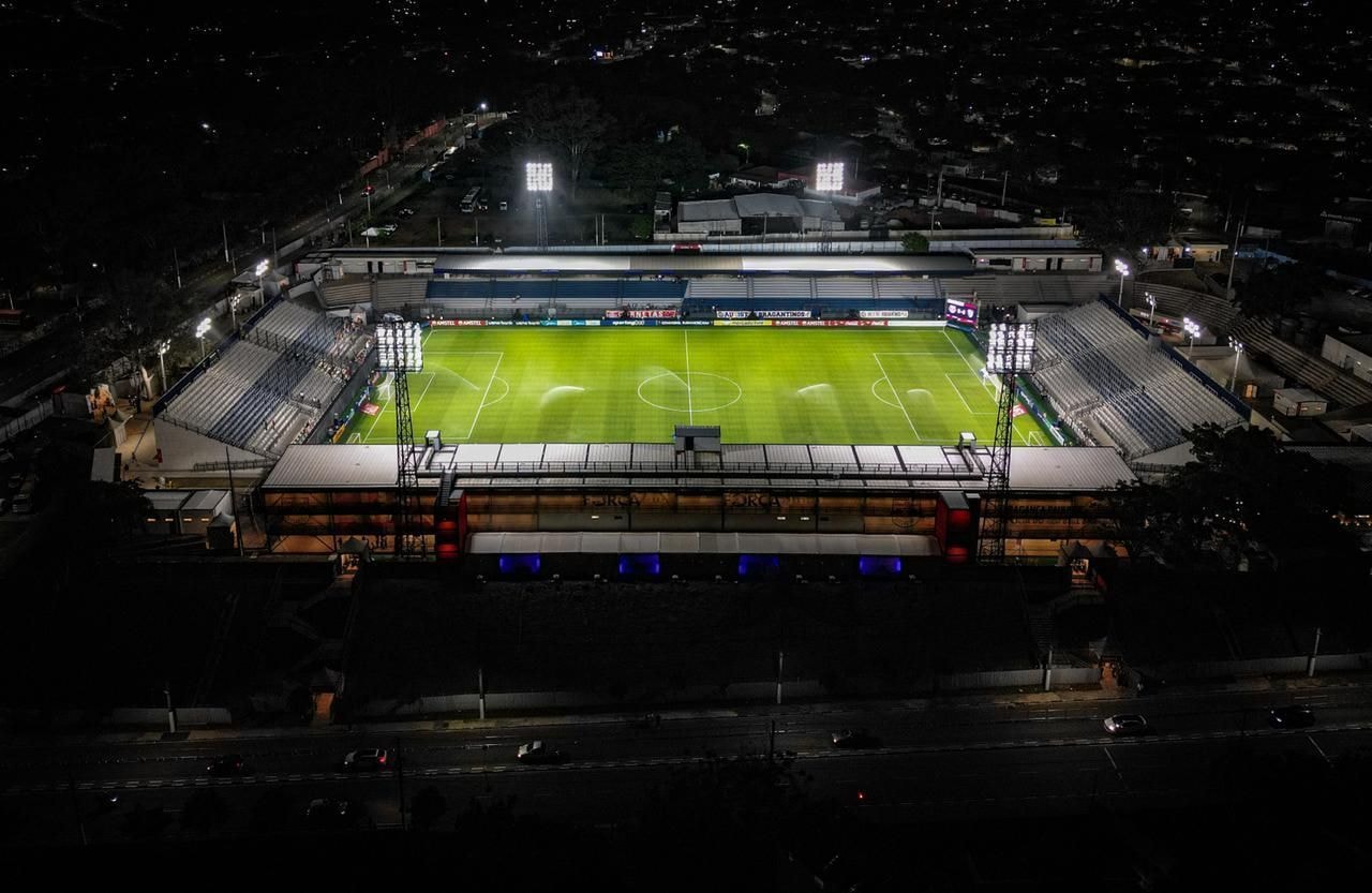Santos recebe Athletico-PR para se distanciar do Z4 do Brasileiro