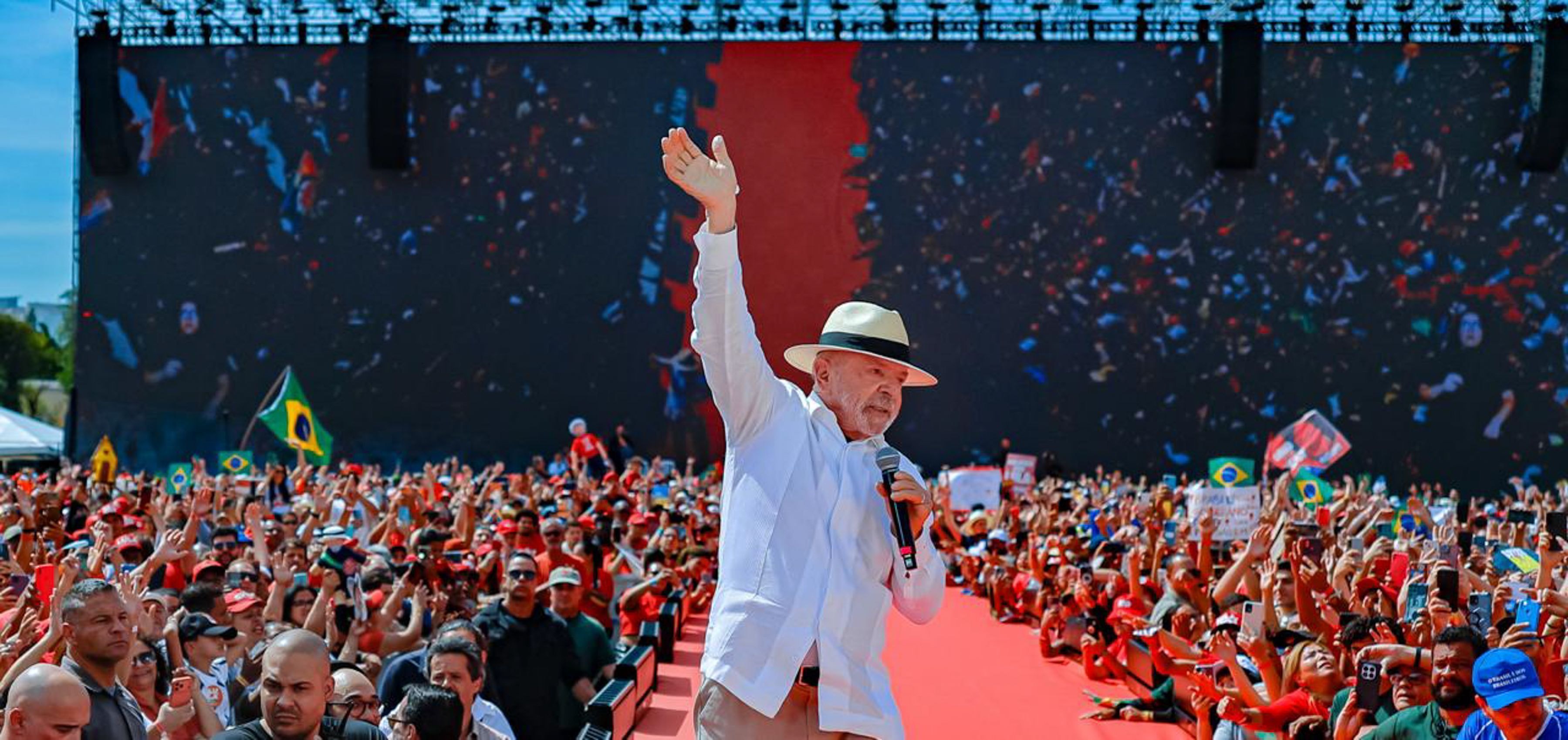 Lobista que Lula diz desconhecer tem mais de dez fotos com presidente